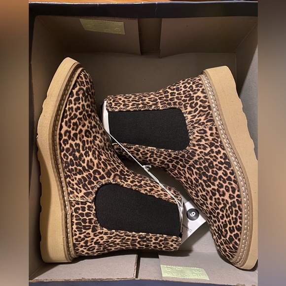 Universal Thread Dawn Leopard Chelsea Boots - Picture 2 of 6